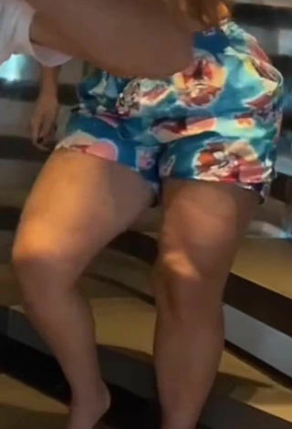 3. Sexy Mirela Janis Shows Butt