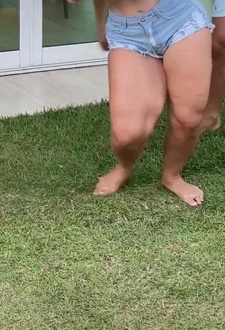4. Sexy Mirela Janis Shows Butt