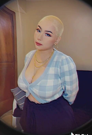 2. Sexy Toni Fowler Shows Cleavage in Checkered Crop Top