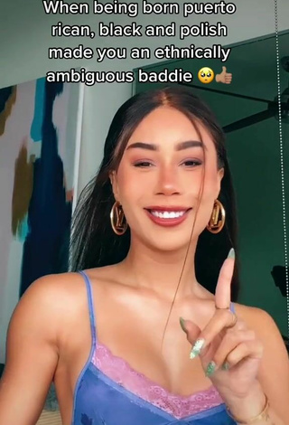 5. Sexy Eva Gutowski Shows Cleavage in Top