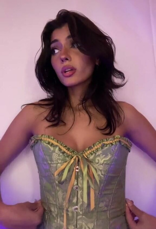 3. Sexy Noor Dabash Shows Cleavage in Corset
