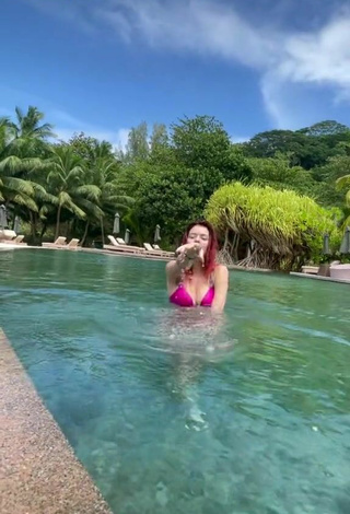2. Sexy Shelby Olya Shows Cleavage in Pink Bikini at the Pool