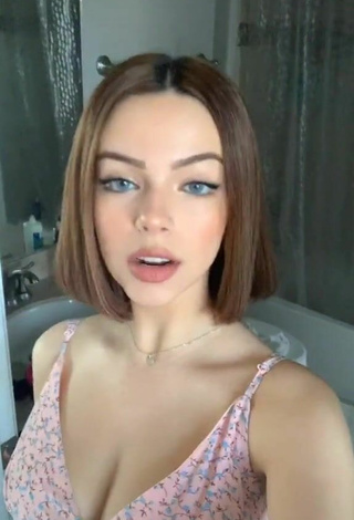 Cute Pamibaby Shows Cleavage