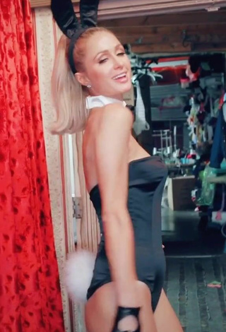 3. Sexy Paris Hilton Shows Cosplay