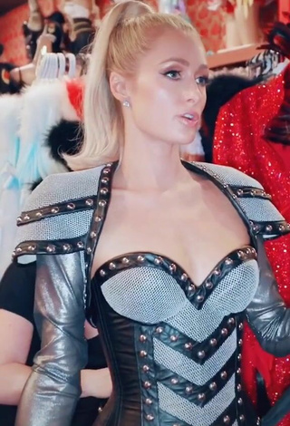 4. Sexy Paris Hilton Shows Cosplay