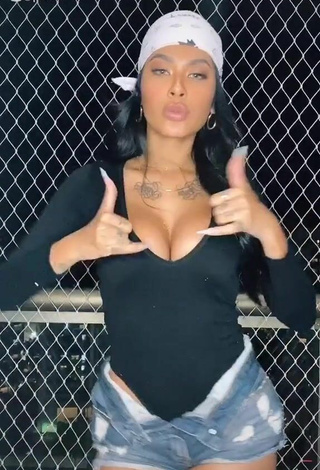 2. Sexy Jully Oliveira Shows Cleavage in Black Bodysuit