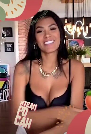 5. Sexy Jully Oliveira Shows Cleavage and Bouncing Boobs in Top