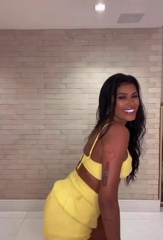 2. Hot Jully Oliveira Shows Butt while Twerking