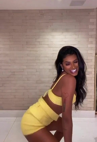 3. Hot Jully Oliveira Shows Butt while Twerking