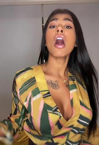 2. Sexy Jully Oliveira Shows Cleavage in Floral Overall