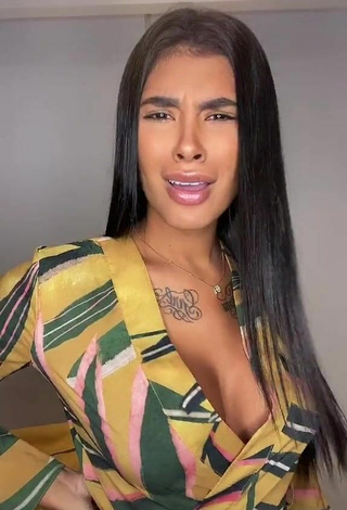 4. Sexy Jully Oliveira Shows Cleavage in Floral Overall