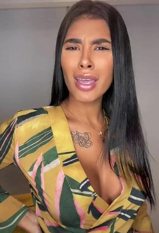 5. Sexy Jully Oliveira Shows Cleavage in Floral Overall