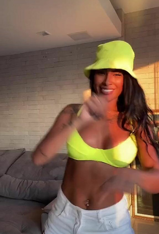 4. Sexy Jully Oliveira Shows Cleavage in Bikini Top