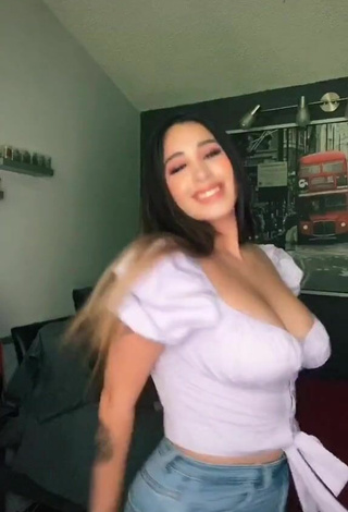 Beautiful Ana Daniela Martínez Buenrostro Shows Cleavage in Sexy White Crop Top