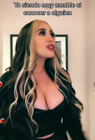 2. Sexy Ana Daniela Martínez Buenrostro Shows Cleavage in Black Crop Top