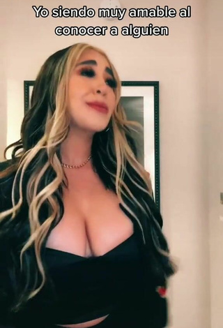 3. Sexy Ana Daniela Martínez Buenrostro Shows Cleavage in Black Crop Top