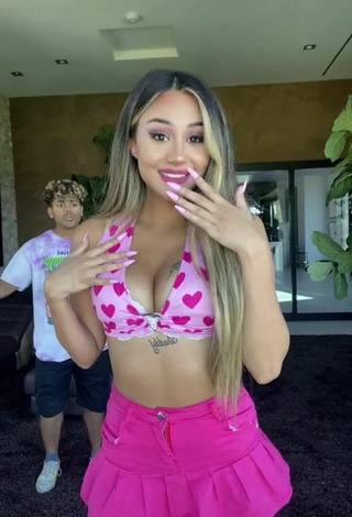 Sexy Queen Star Shows Cleavage in Crop Top