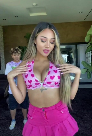 3. Sexy Queen Star Shows Cleavage in Crop Top
