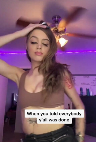 2. Sexy Woah Vicky Shows Cleavage in Brown Crop Top
