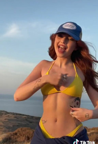 5. Sexy riwww Shows Cleavage in Yellow Bikini at the Beach