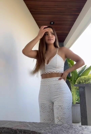 2. Sexy Samadhiza Shows Cleavage in White Crop Top