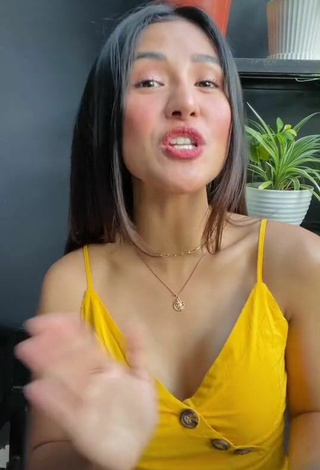 2. Sexy Sanya Lopez Shows Cleavage