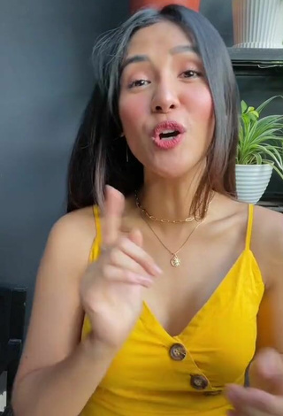 5. Sexy Sanya Lopez Shows Cleavage