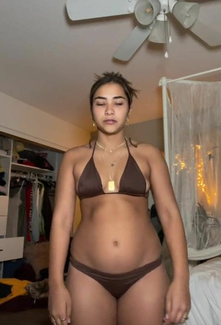 1. Erotic Sienna Mae Gomez Shows Butt