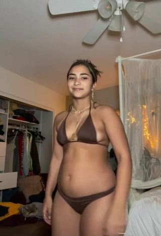 3. Erotic Sienna Mae Gomez Shows Butt