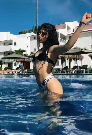 6. Alluring Sofia Mata in Erotic Bikini in the Pool