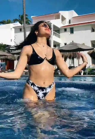 Hottest Sofia Mata in Bikini in the Swimming Pool