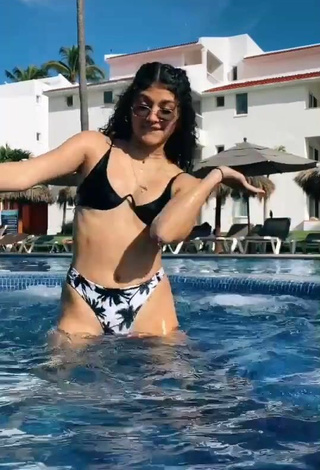 4. Hottest Sofia Mata in Bikini in the Swimming Pool