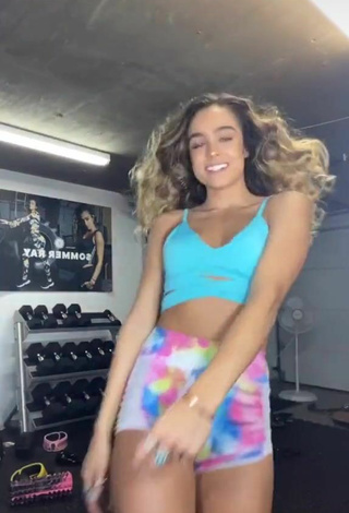 1. Erotic Sommer Ray Shows Butt