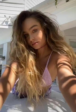6. Sweetie Sommer Ray Shows Cleavage