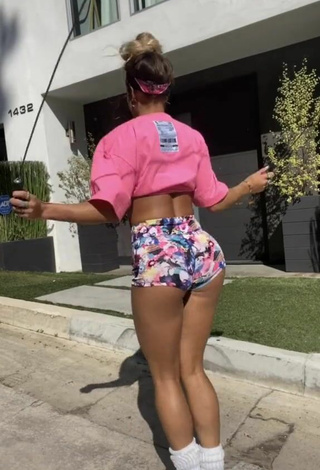 2. Amazing Sommer Ray Shows Butt