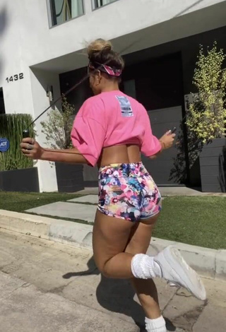 4. Amazing Sommer Ray Shows Butt