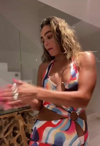 2. Hot Sommer Ray Shows Cleavage