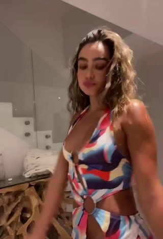 3. Hot Sommer Ray Shows Cleavage