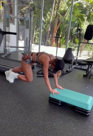 2. Cute Sommer Ray Shows Butt while doing Sports Exercises