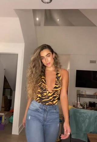 1. Sexy Sommer Ray Shows Cleavage