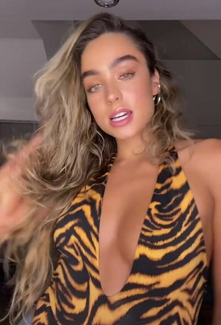 2. Sexy Sommer Ray Shows Cleavage