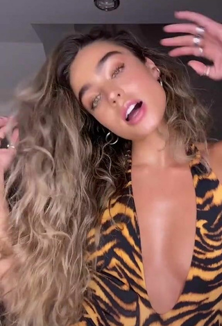 3. Sexy Sommer Ray Shows Cleavage