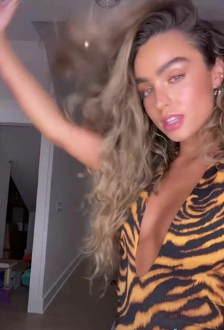 4. Sexy Sommer Ray Shows Cleavage