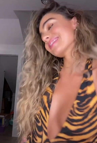 6. Sexy Sommer Ray Shows Cleavage