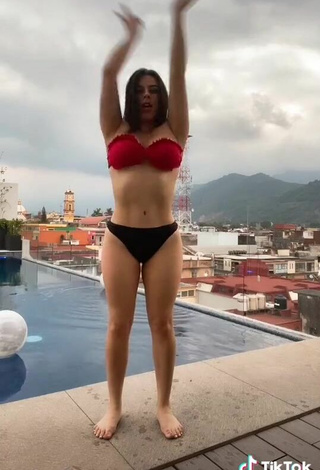 3. Hot Lizbeth Rodríguez Shows Cleavage