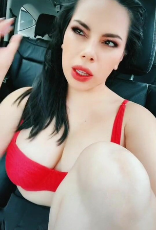 Sexy Lizbeth Rodríguez Shows Cleavage