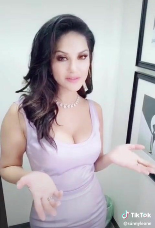 3. Sexy Sunny Leone Shows Cleavage