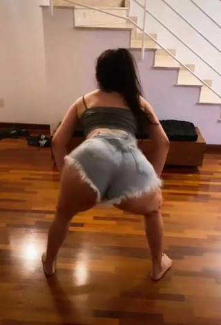 Hot Tainá Costa Shows Butt while Twerking
