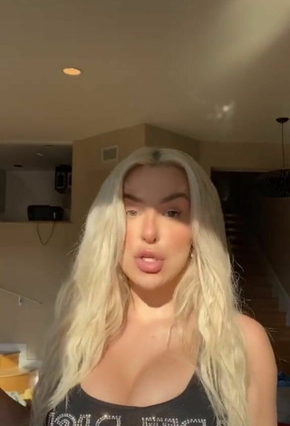 5. Alluring Tana Mongeau Shows Cleavage