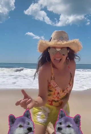 6. Sexy Thalia Shows Cleavage at the Beach